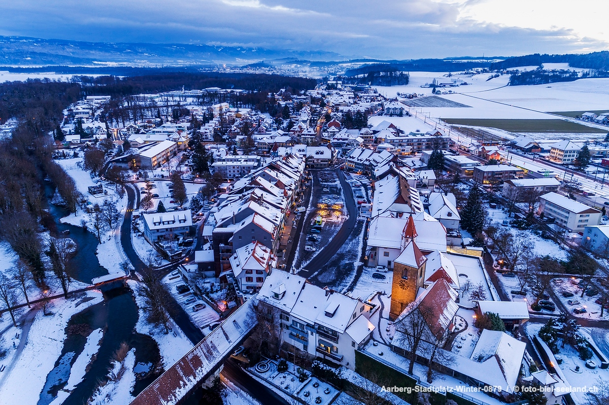 Bildname:  Aarberg-Stadtplatz-Winter-0879 Aarberg im WinterBildgrösse: 5444  x 3627 px /  46.1 x 30.7 cm (300dpi)Stichwörter:  Aarberg, Berner...