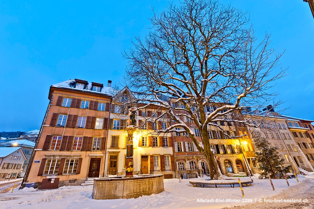 Bildname:  Altstadt-Biel-Winter-2299 Obergasse mit Engelbrunnen in der Bieler AltstadtBildgrösse: 4256  x 2832 px /  36.0 x 24.0 cm (300dpi)Stichwört