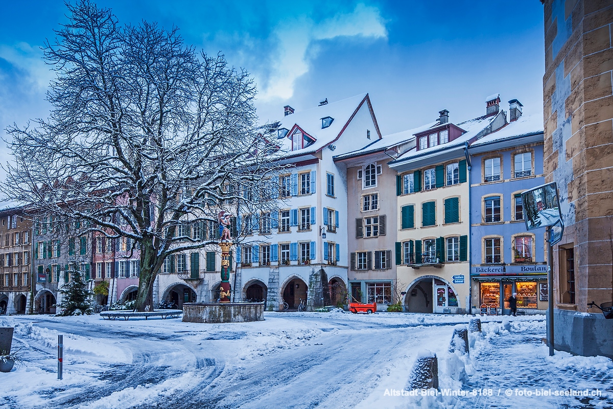 Bildname:  Altstadt-Biel-Winter-8188 Obergasse mit Engelbrunnen in der Bieler AltstadtBildgrösse: 5616  x 3744 px /  47.5 x 31.7 cm (300dpi)Stichwört