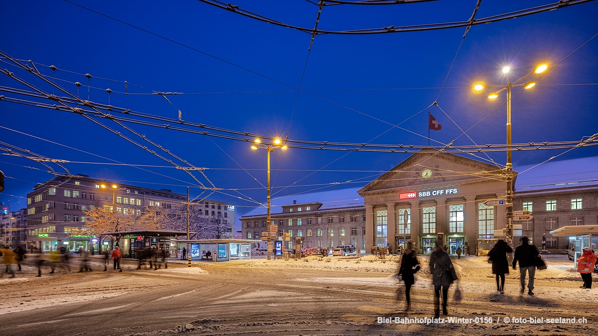 Bildname:  Biel-Bahnhofplatz-Winter-0156 Winter am Bieler BahnhofplatzBildgrösse: 8688  x 4887 px /  73.6 x 41.4 cm (300dpi)Stichwörter:  Bahnhof,...