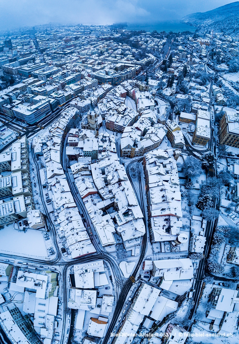 Bildname:  Biel-Winter-Altstadt-0531 Stadt Biel im Winter aus der Luft gesehen.Bildgrösse: 5526  x 7941 px /  46.8 x 67.2 cm (300dpi)Stichwörter: ...