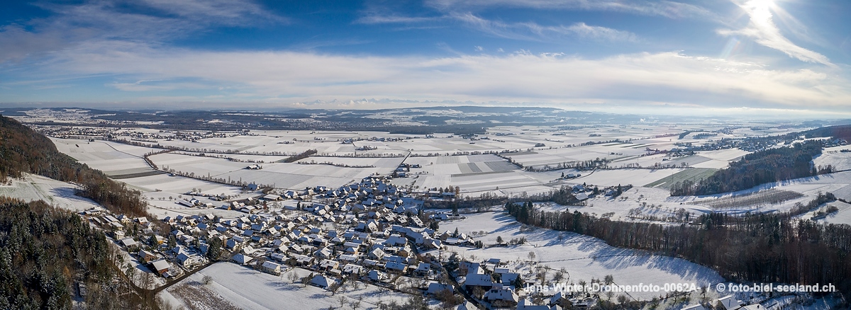 Bildname:  Jens-Winter-Drohnenfoto-0062A- Luftaufnahme Jens im WinterBildgrösse: 8886  x 3241 px /  75.2 x 27.4 cm (300dpi)Stichwörter:  Berner...