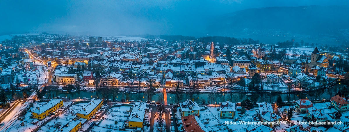 Bildname:  Nidau-Winteraufnahme-0760 Stadt Nidau im WinterBildgrösse: 8755  x 3330 px /  74.1 x 28.2 cm (300dpi)Stichwörter:  Berner Seeland, Drei...