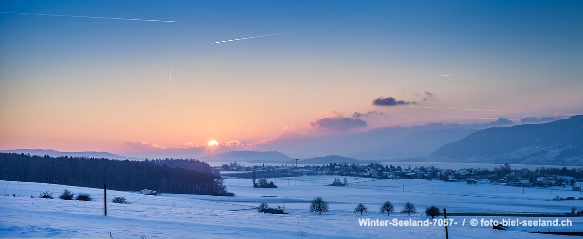 Bildname:  Winter-Seeland-7057- Winter im  Berner SeelandBildgrösse: 9065  x 3722 px /  76.8 x 31.5 cm (300dpi)Stichwörter:  Dorf, Jens, Kanton Bern,