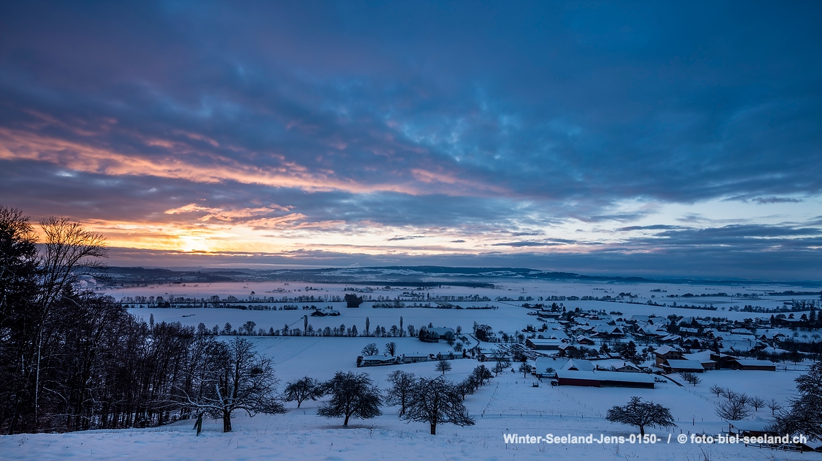 Bildname:  Winter-Seeland-Jens-0150- Dorf Jens im Berner SeelandBildgrösse: 8665  x 4874 px /  73.4 x 41.3 cm (300dpi)Stichwörter:  Dorf, Jens,...