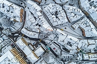 Biel-Bienne im Winter aus der Luft gesehen.