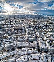 Biel-Bienne im Winter aus der Luft gesehen.