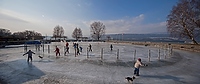 Eislaufen im Hafen Lüscherz